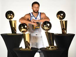 Steph Curry mit Trophäen